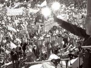 0_leopoldo-fortunato-galtieri-saluda-a-los-autoconvocados-en-plaza-de-mayo.jpg