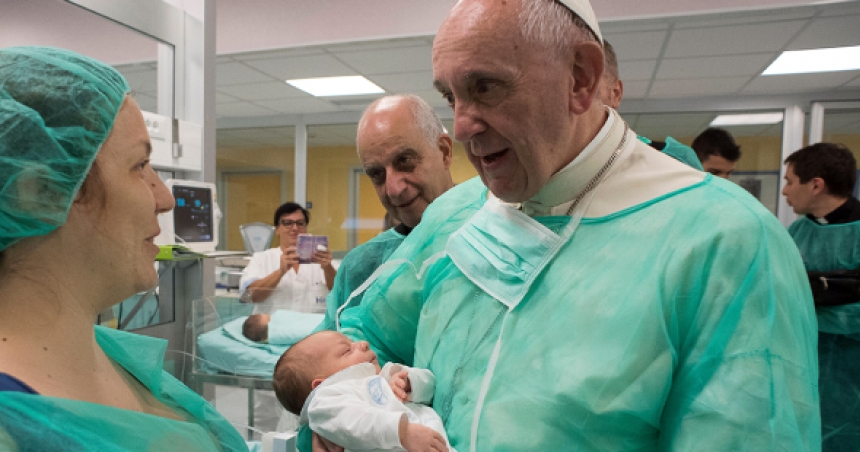 28_pope-francis-hospital.jpg